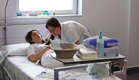 El Hospital de Torrejón de Ardoz enseña a cuidar a los pacientes dados de alta Escuela Cuidadores