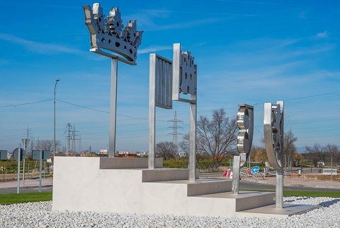 El escudo de Torrejón de Ardoz en tres dimensiones, la nueva obra escultórica de Javier Rego escultura escudo torrejon 2