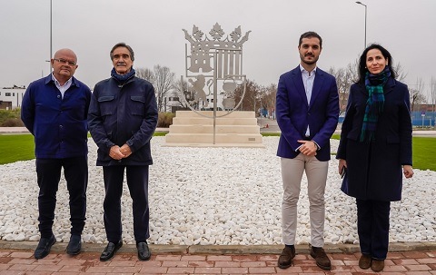 El escudo de Torrejón de Ardoz en tres dimensiones, la nueva obra escultórica de Javier Rego escultura escudo torrejon